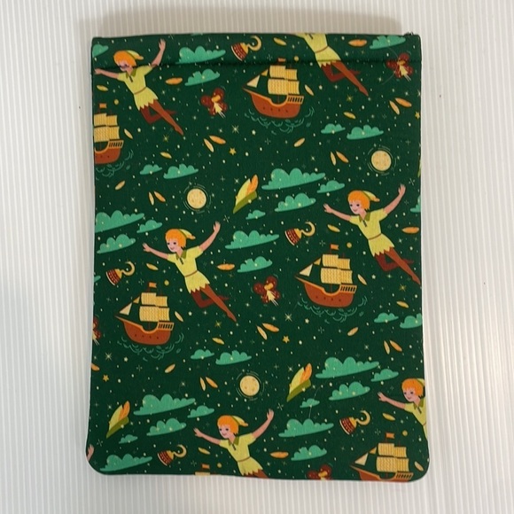 Padded tablet cover or book reader cover with Peter Pan print design - Picture 2 of 6